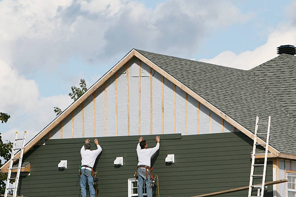 Professional Siding Repair technician working in Highland Park, IL